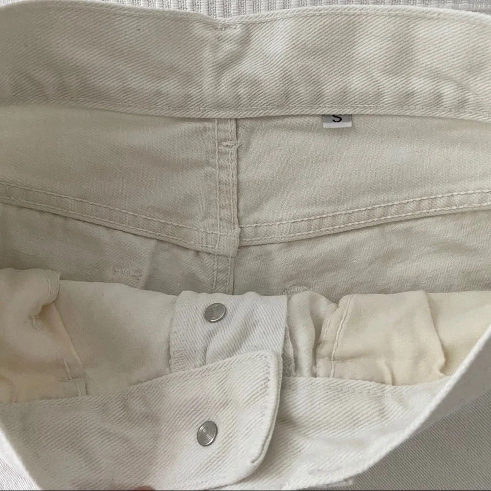 Pre-Loved Brandy Melville White Jean Shorts in Size Small - Picture 3 of 7